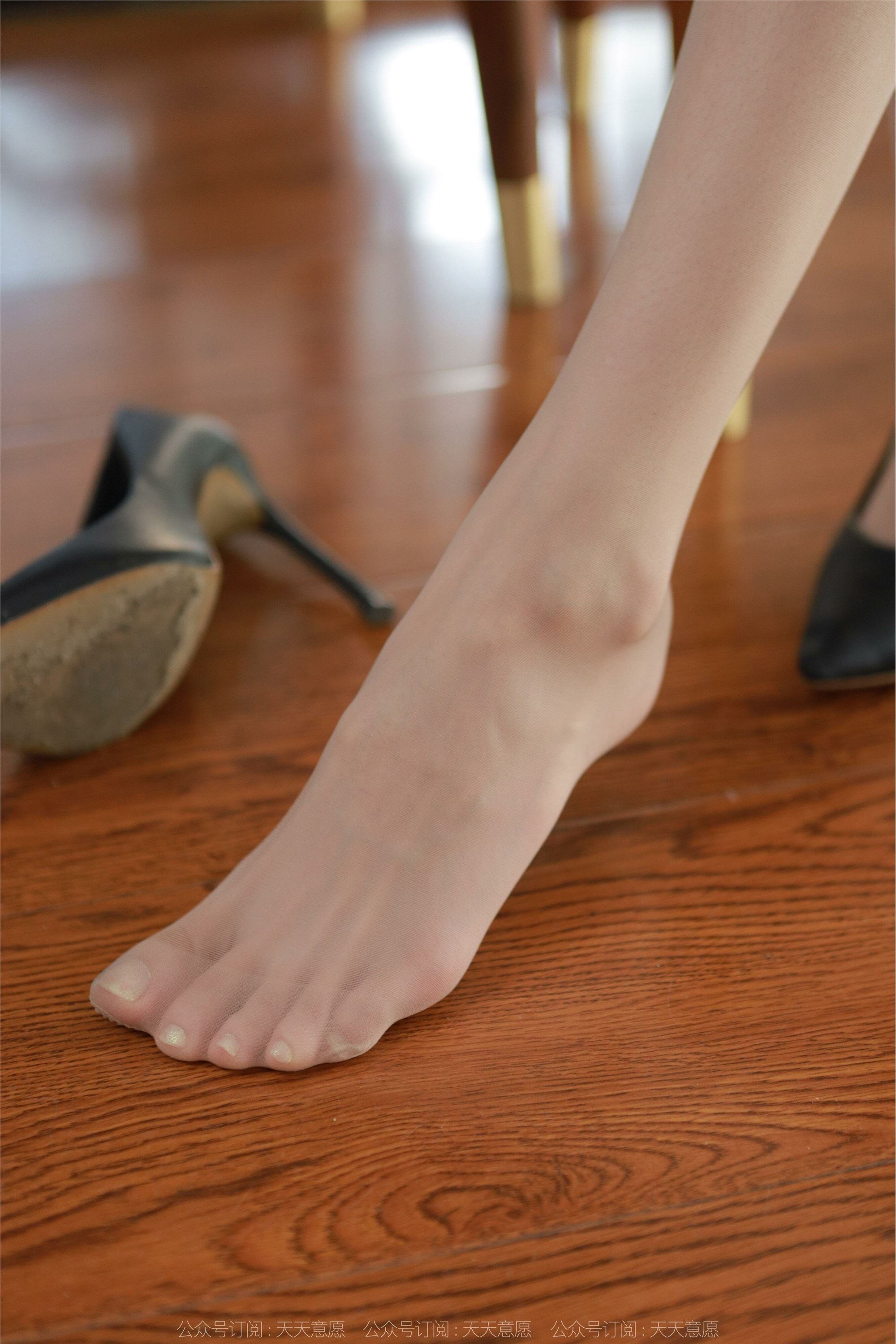 IESS异思趣向  2022.05.03 丝享家 1077：团团《红裙丽人大长腿》